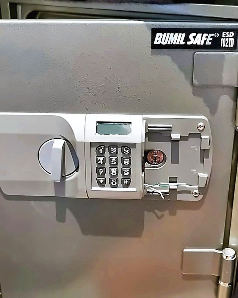 Bumil home safe with its original electronic keypad lock, before the lock was replaced